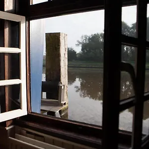 Boat De Barge Hotel